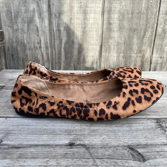 Amazon Essentials , Ruched Leopard Print Suede flat. - Picture 1 of 7